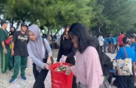 Peringati Hari Bumi, Mahasiswa Mengikuti Gerakan Bersih Sampah Pantai Kenjeran