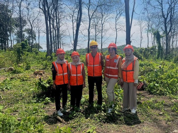 Mahasiswa UPN Veteran Jatim Mempelajari Proses Tebangan Jati dengan Terjun Langsung Bersama Pengelola Kehutanan Perum Perhutani KPH Jombang