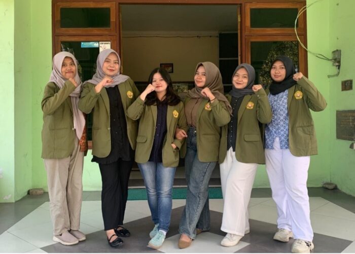 MAHASISWA AGRIBISNIS BELAJAR DAN MENGIKUTI KEGIATAN SEKOLAH LAPANG DAN PELATIHAN MESIN COMBINE HARVESTER
