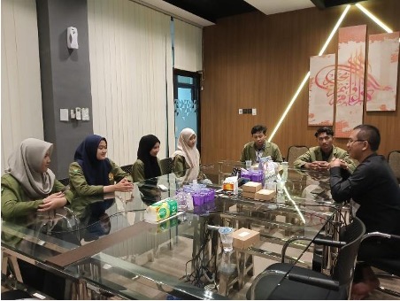 Magang Bernilai Strategis: Mahasiswa UPN Jatim Teliti Dampak Perubahan Regulasi NKV di PT Herba Emas Wahidatama