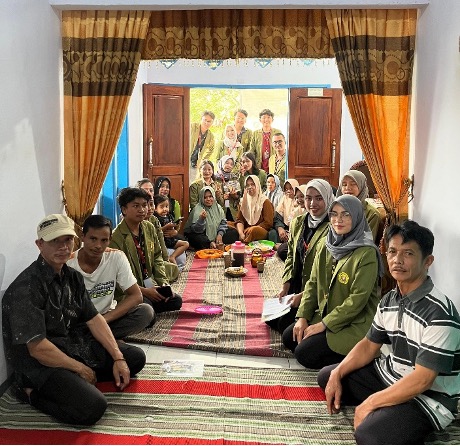 Mahasiswa Bina Desa UPN “Veteran” Jawa Timur Latih Warga Pangloan Buat Keju Quick Melt