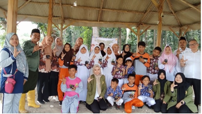 MAHASISWA MBKM PERHUTANI KPH TUBAN AJAK SISWA SD TANAM CABAI DAN TERONG, WUJUDKAN SDGs POIN 2: Zero Hunger