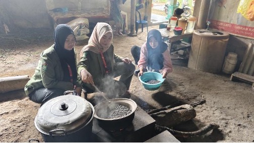 Mahasiswa Turut Serta Berpartisipasi dalam Pembuatan Kopi