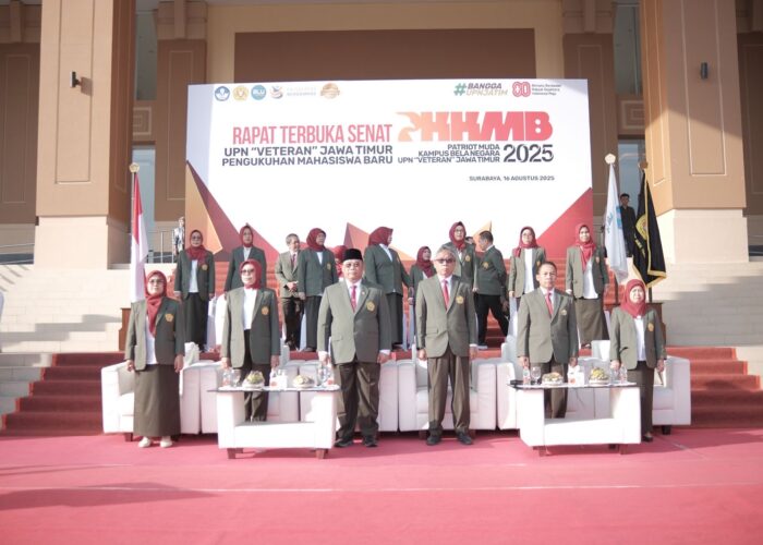 Prof. Tjondro bersama Rektor UPNVJT mengukuhkan Mahasiswa Baru T.A. 2025/2026